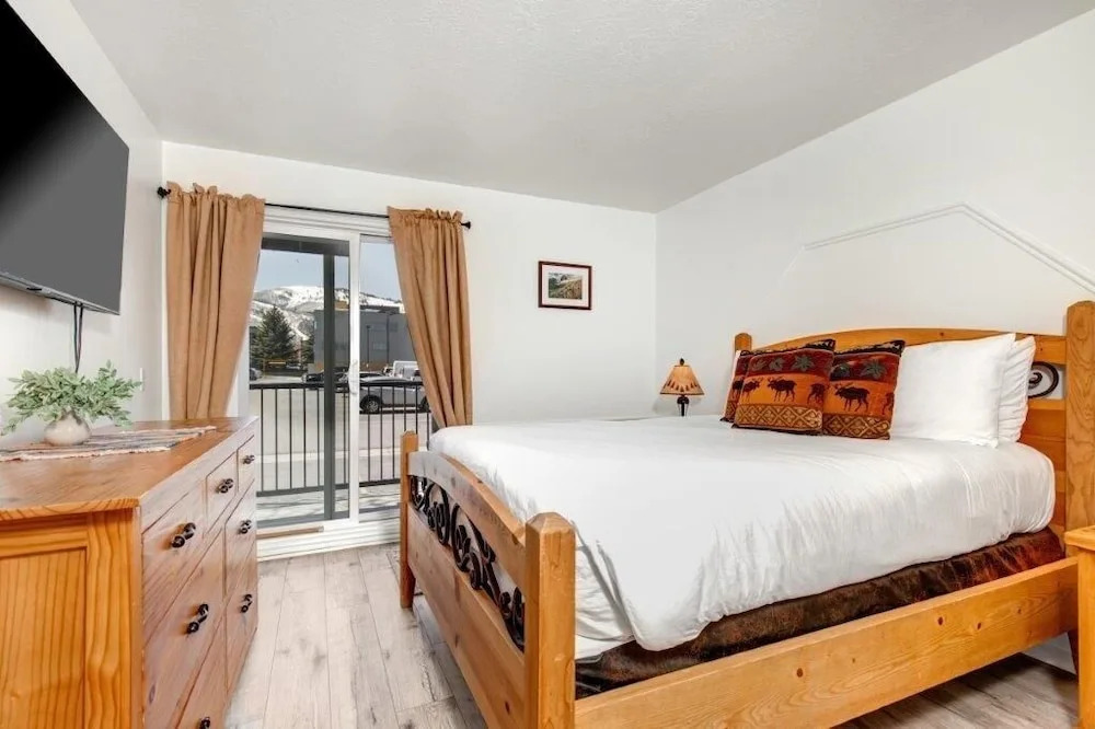 Suncreek A-7 2 Bedroom Condo by RedAwning