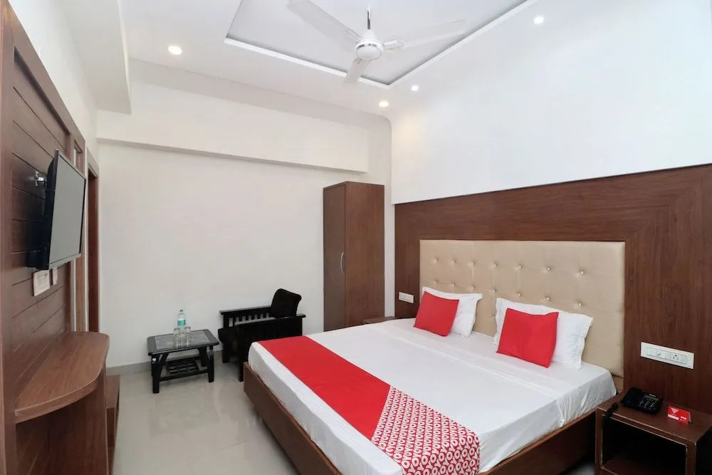 Oyo 18504 Hotel Safari
