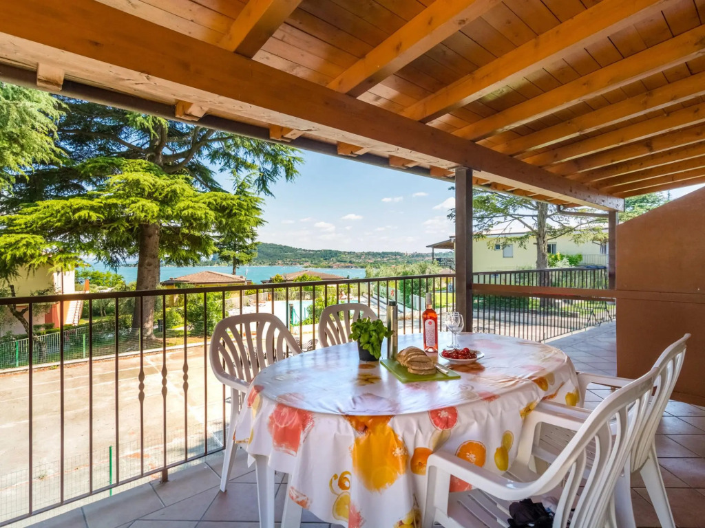 Serene Apartment in Manerba Del Garda with Pool