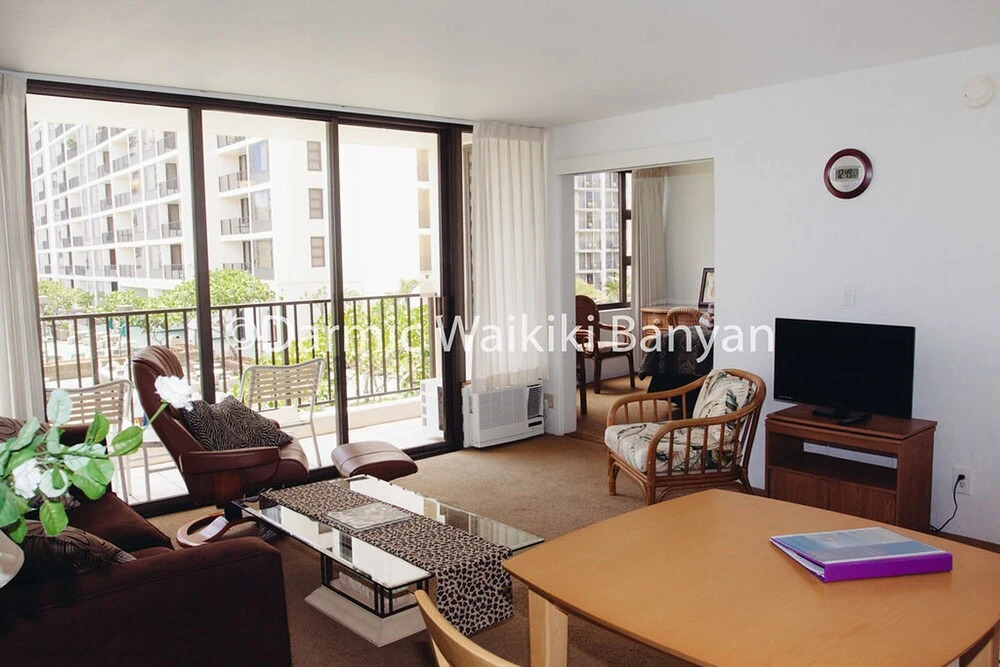 2-0710 Waikiki Banyan