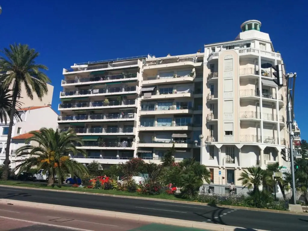 Appartement 3 pièces Nice Promenade des anglais dernier étage vue mer solarium