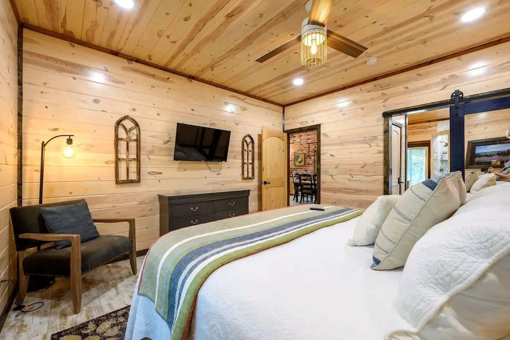 Drift Inn 3bdr w/ Hot Tub