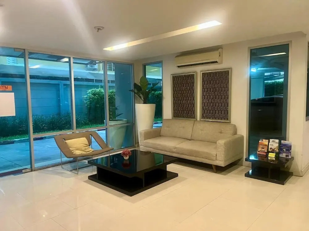 1BR Condo 5 Min to BTS 1000mbps Fiber Wi-fi Great Location
