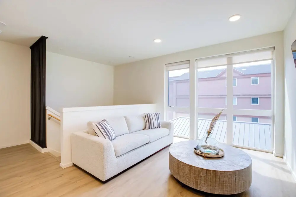 Luxe Seaside Vacation Rental: Walk Downtown!