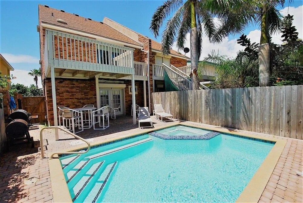 112 E. Cora Lee Townhouse 3 Bedrooms 3 Bathrooms Townhouse
