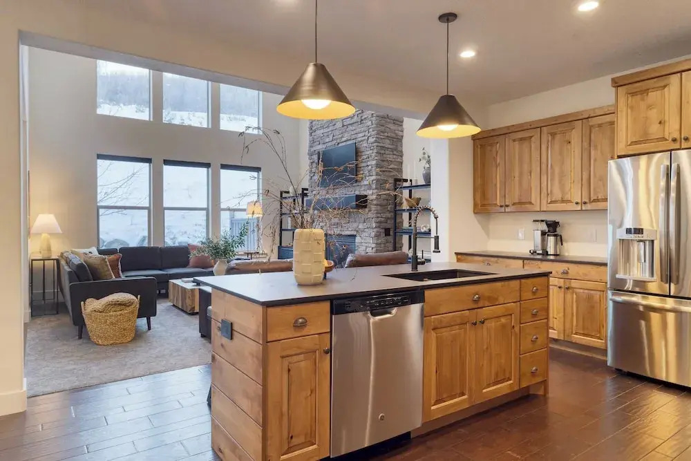 Abigail Drive Year-round Retreat w/ Hot Tub Near Trails + Historic Main St