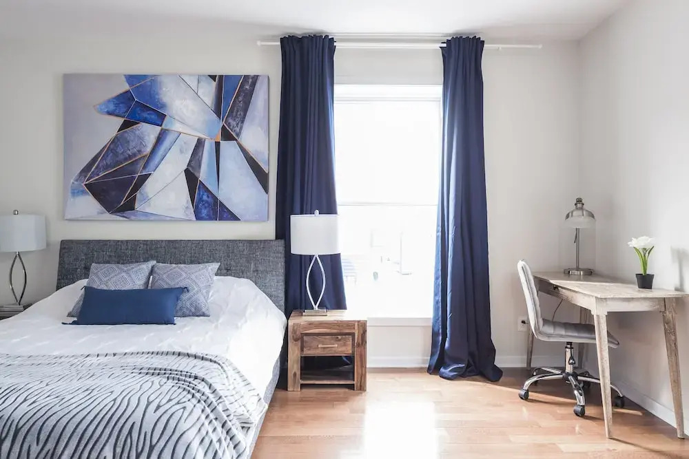 MTLVacationRentals - Suite Mont-Royal - 3 queen beds, 1,5 Ba