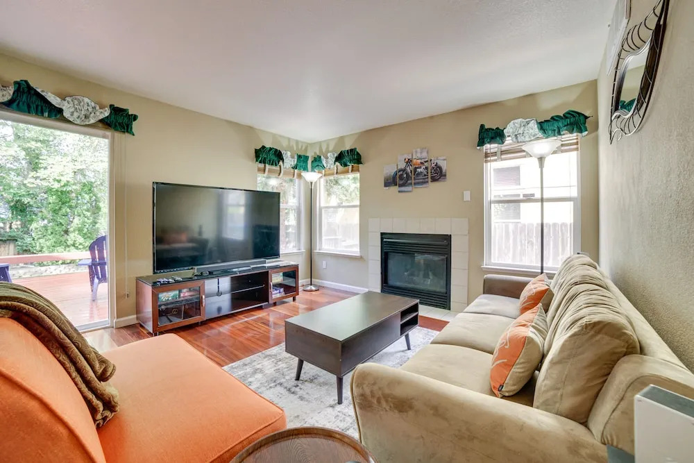 1 Mi to Downtown Reno: Spacious Home w/ Deck!