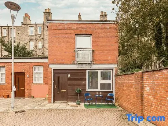 Unique 1 Bed house with Private Parking