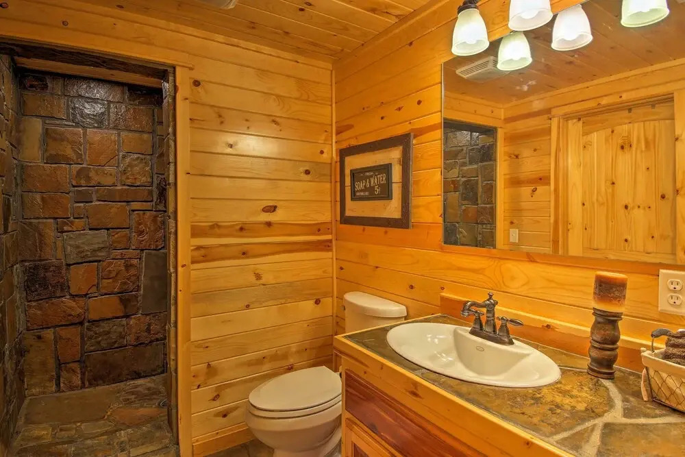 Cozy Broken Bow Cabin w/ Hot Tub - 1 Mi to Lake!