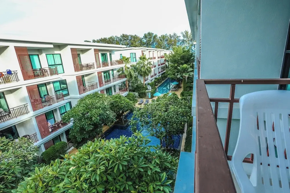 Chic Condo Just 100m from the Shore c130
