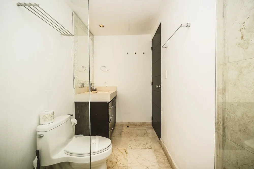 Infinity Pool and Private Beach Club - Luxury Complex The Elements Condos - GH8
