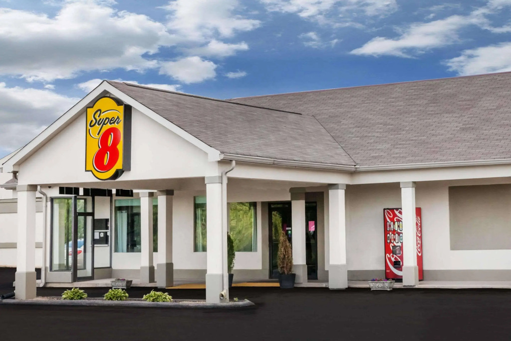 Super 8 Monteagle