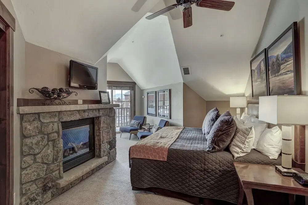 Ski-In, Ski-Out Luxury 4 Bdrm/4 Bath on Peak 7 Condo