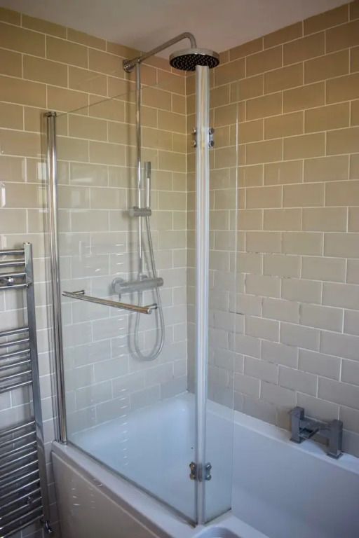Garden 3 Bedroom Home With Parking