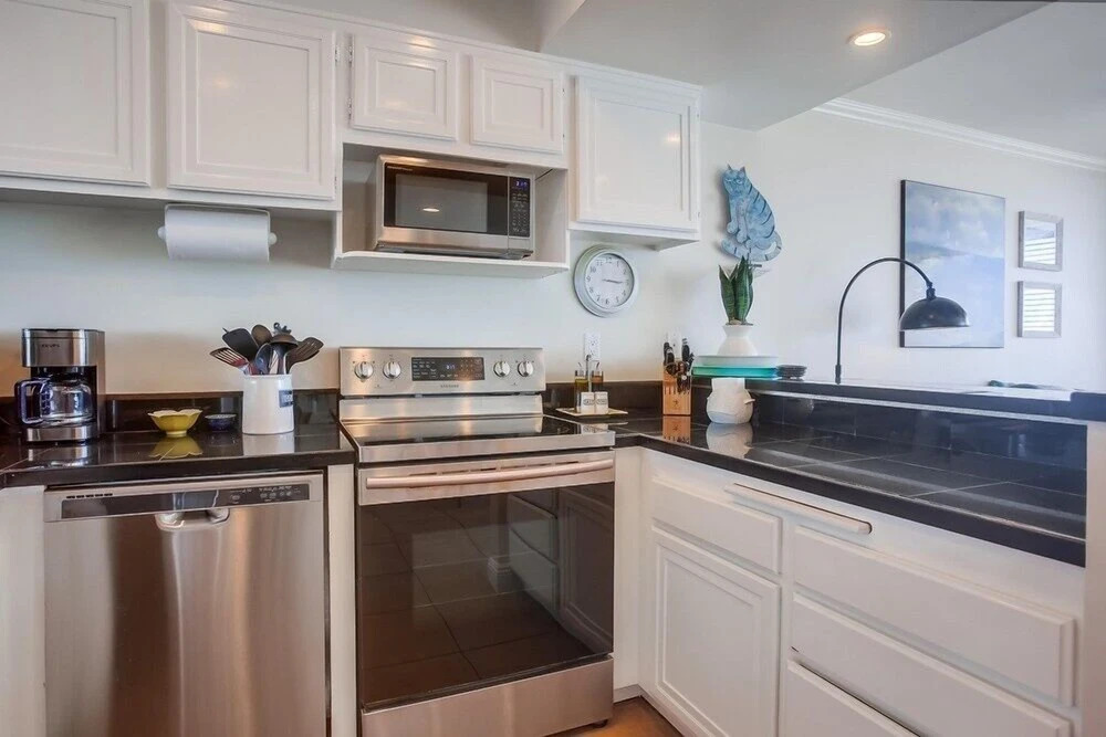Oceanfront 1 bedroom, Pool, Spa, Beach Access by RedAwning