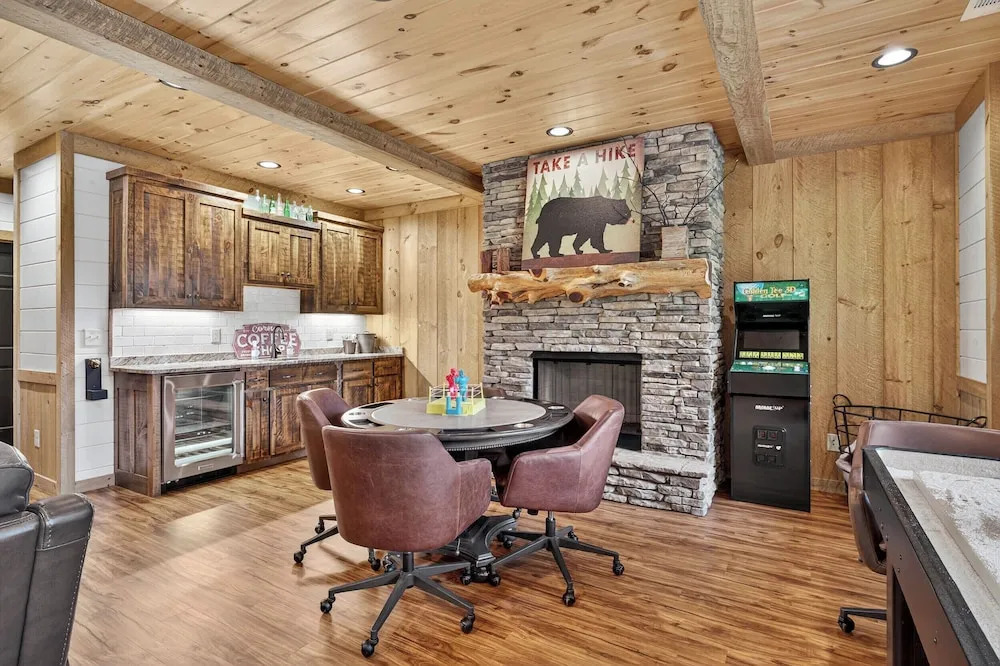 Luxury Mineral Bluff Cabin With Deck & Hot Tub!