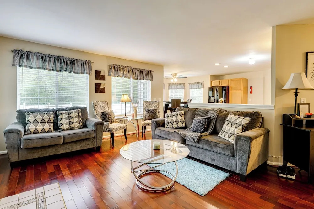 Pets Welcome: Convenient Family Home in Westland!