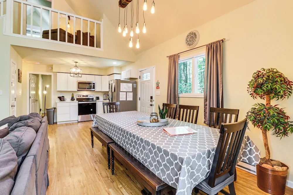Furnished Deck + Fire Pit: Poconos Outdoorsy Gem
