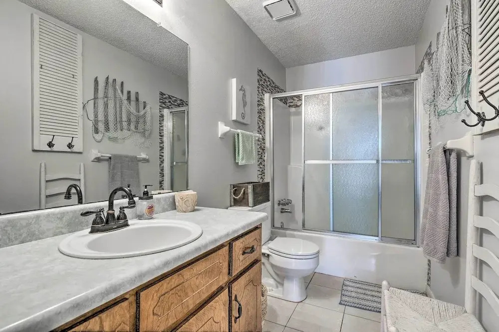 Cute & Cozy Gulf Shores Bungalow: 1/2 Mi to Beach!