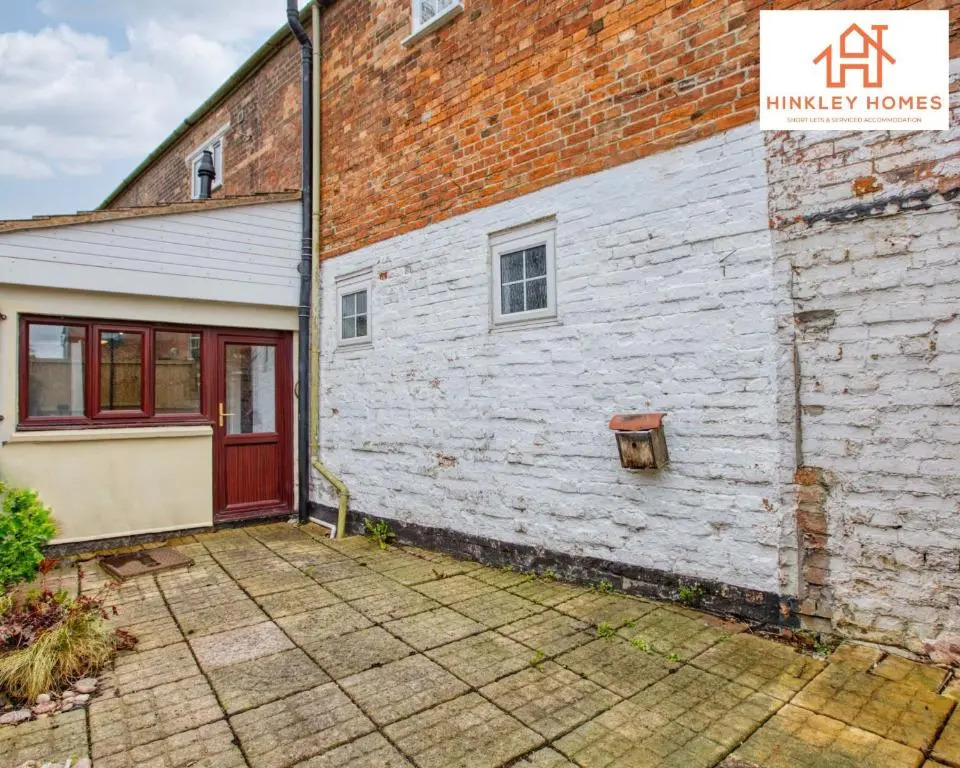 Centrally Tucked Away Private 4bed - Free parking! By Hinkley Homes Short Lets & Serviced Accommodation