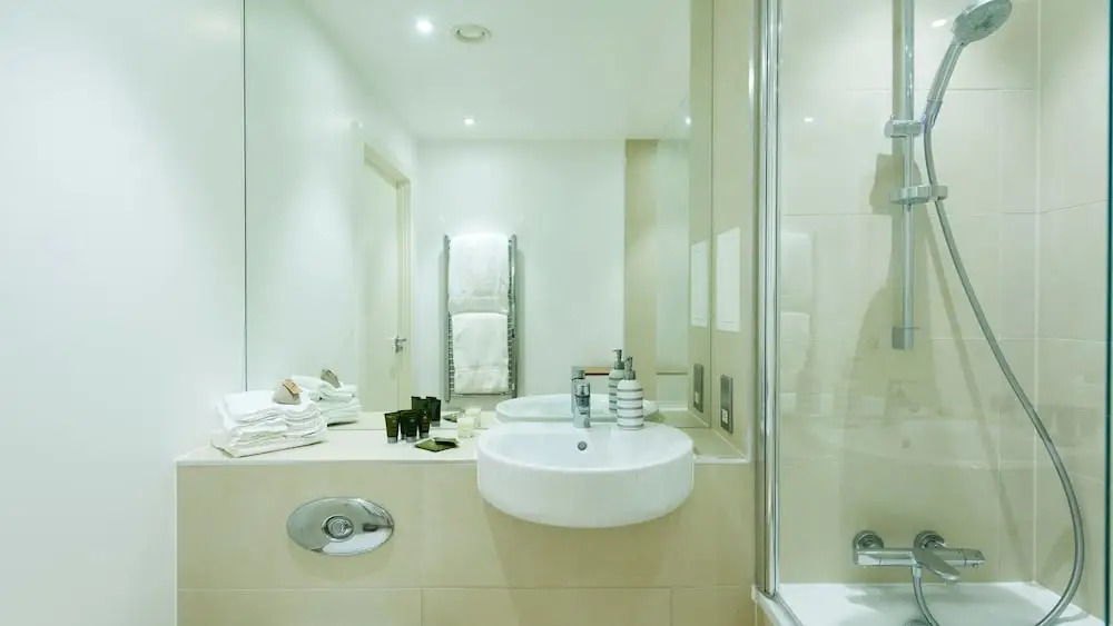 Bright Stylish 2BR across from Victoria Park