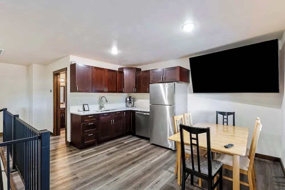 Lakefront Washington Home w/ Private Pool & Sauna