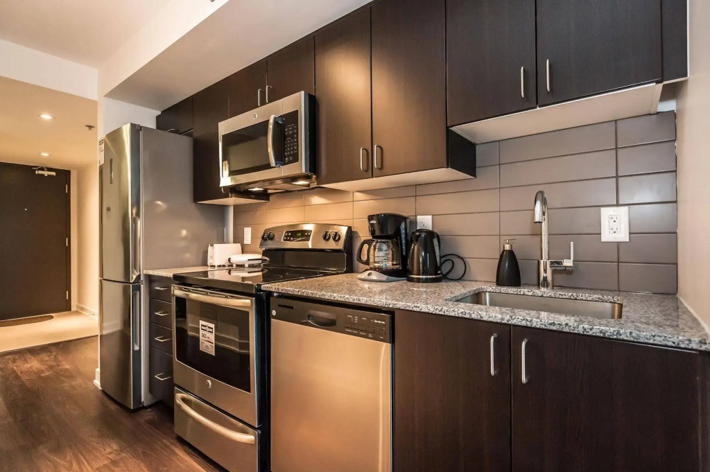 LifeSuites Lakeside Mimico