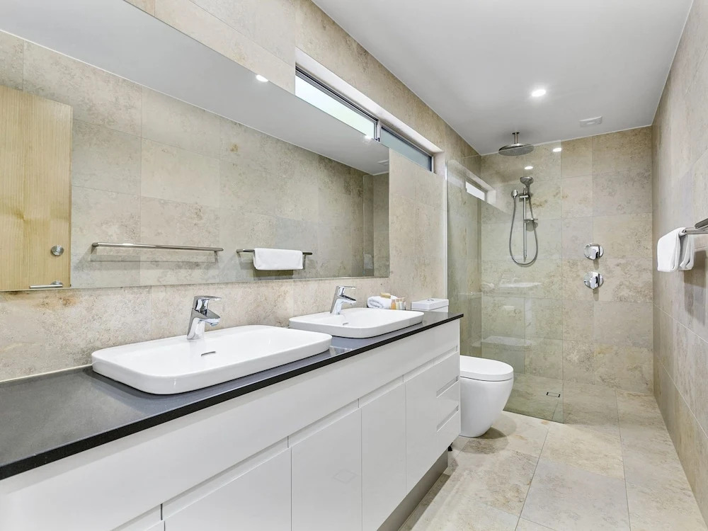 Exquisite Penthouse with views to Laguna Bay - Unit 3 Taralla 18 Edgar Bennett Avenue