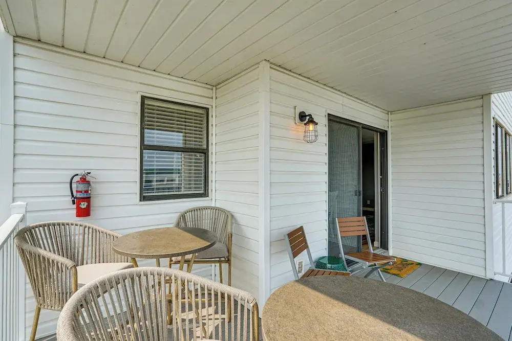 Pool Access & Lake Views: Osage Beach Family Gem