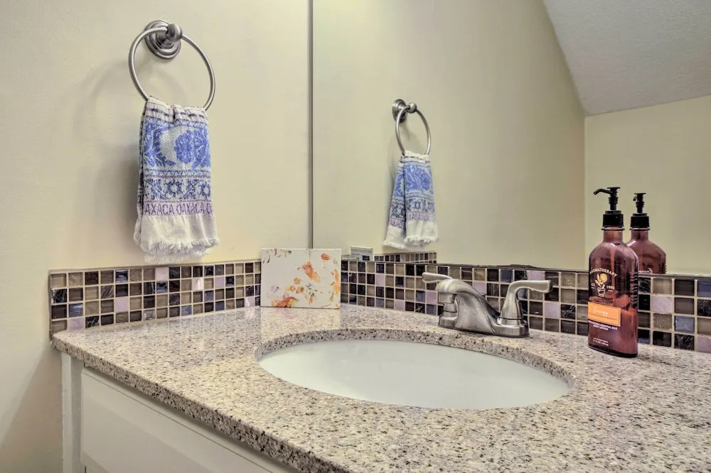 Tree-lined Durham Townhome: Close to Parks!