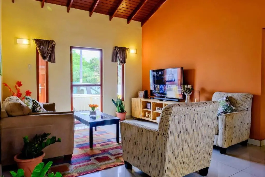 Iona's home: Vibrant 2bedroom home near Willemstad