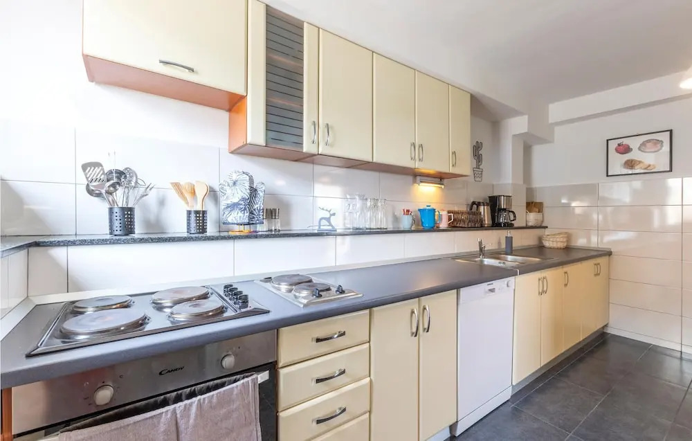 Amazing Home in Sevid With Wifi and 9 Bedrooms