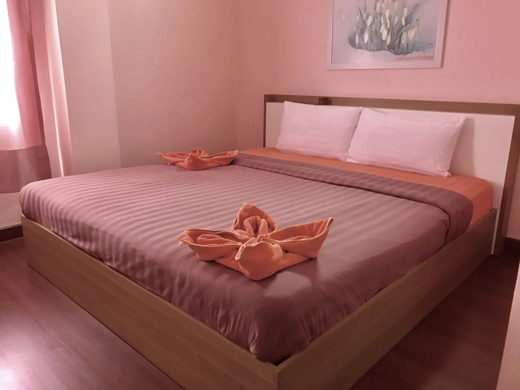 Ponlaan Apartment
