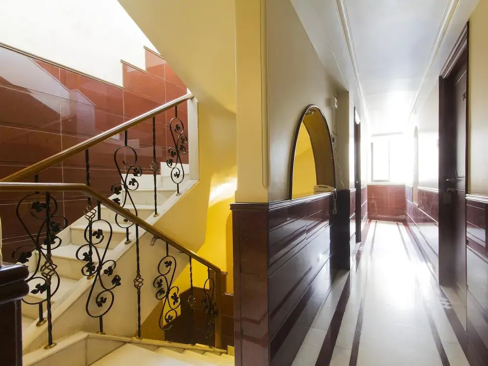 HOTEL ASHRAY INTERNATIONAL, SION - Near BKC