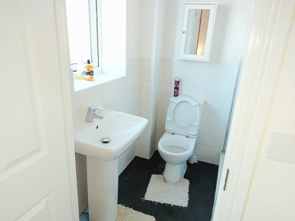 3 Guest Rooms in a 3bed house with kitchen, ENSUITE options also available