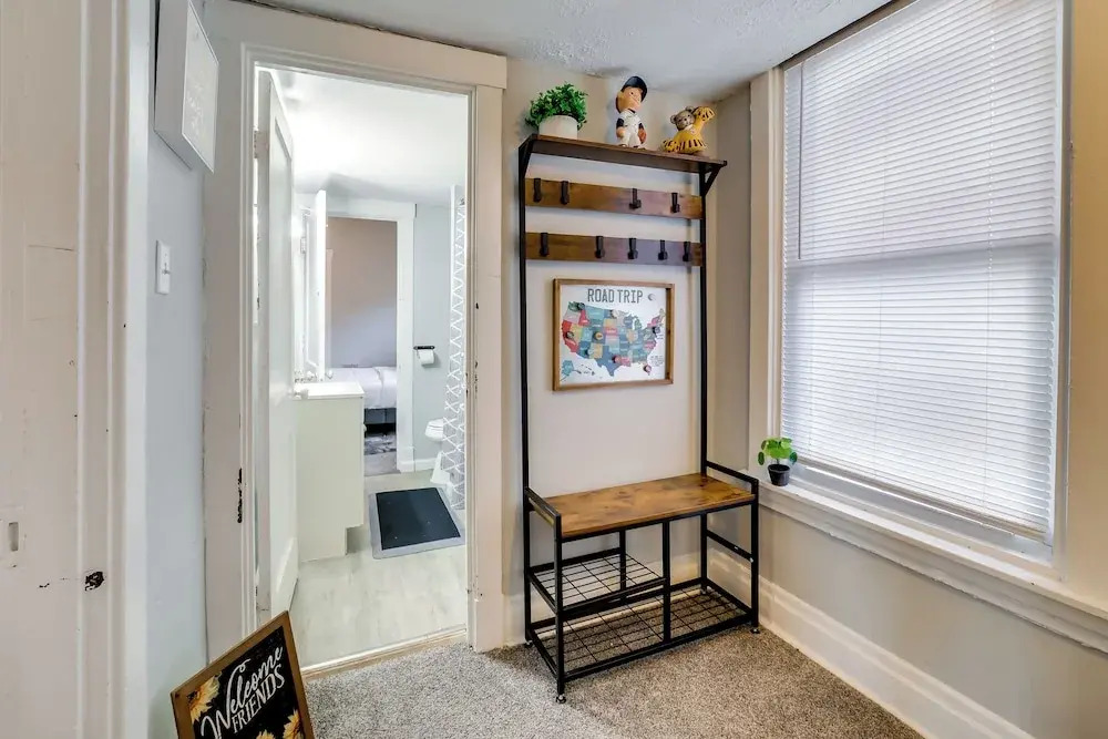 Balcony & Workspace! Apt 5 Mi to Dtwn Pittsburgh