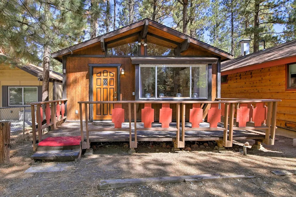 Cozy Cabin w/ Deck & Fireplace in Big Bear!