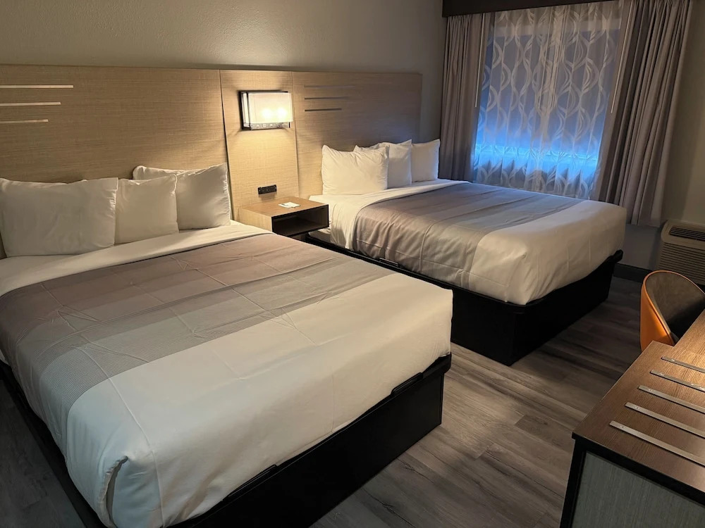 Red Lion Inn & Suites Kansas City