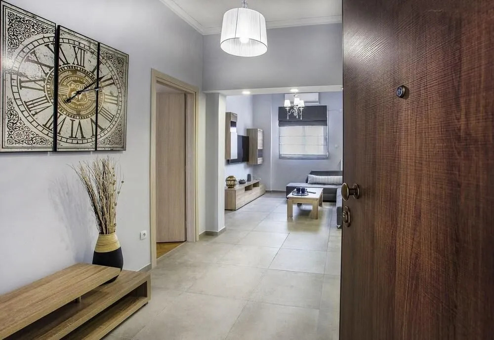 Spacious 3-Bedroom Apartment 90M From Train