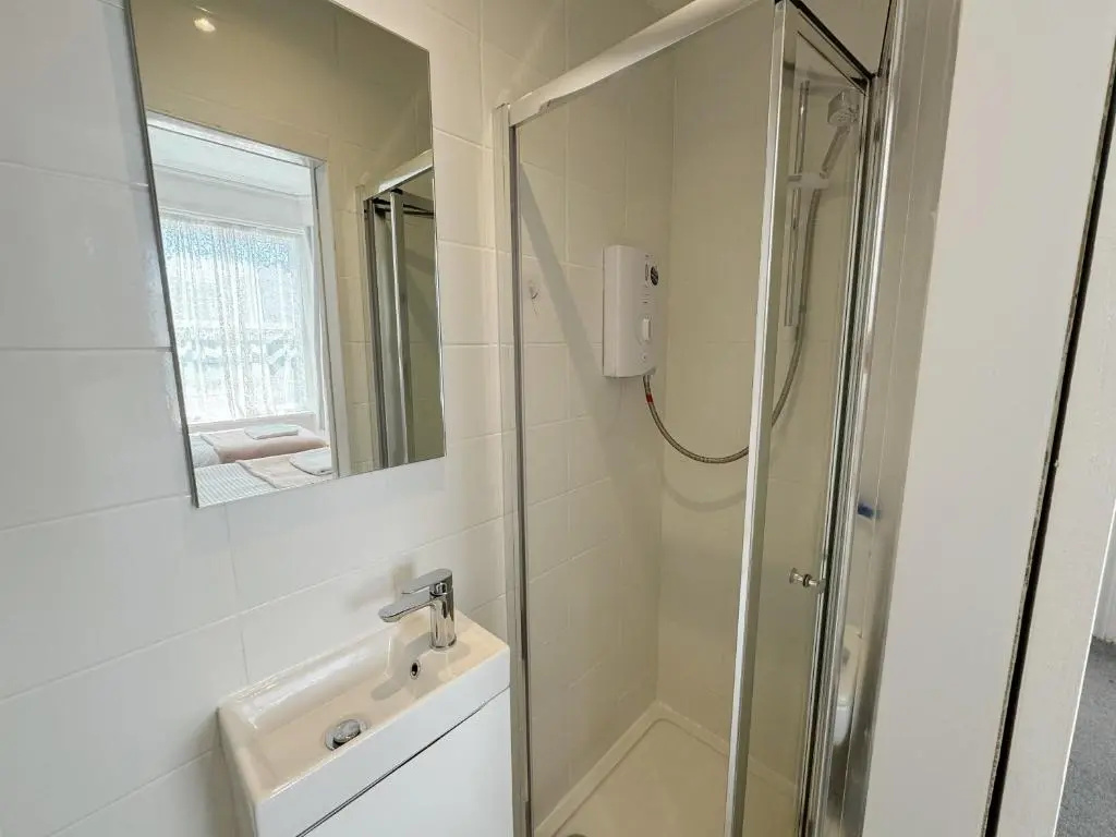 Shirley House 1, No-Frills Guest House, Self Catering, Smart Lock Check-in, Kitchen, Washer, Dryer, Great for Contractors