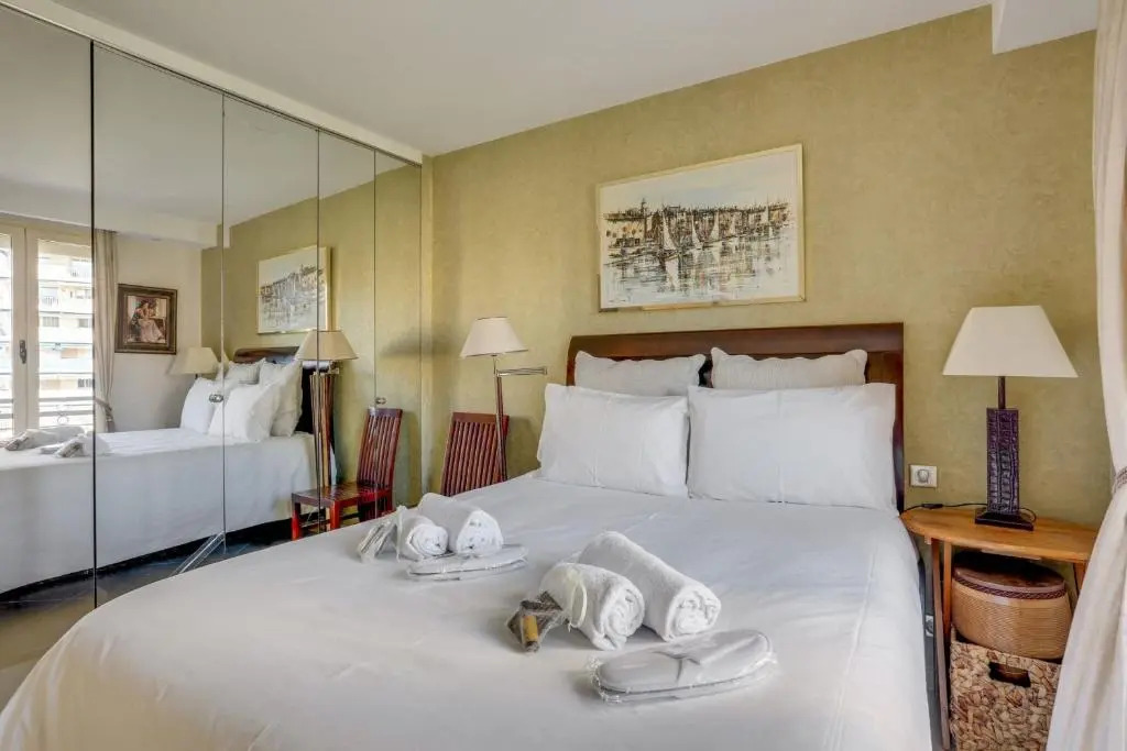 Luxurious Cosy 2 Bdrm Apartment Near Martinez by Olidesi