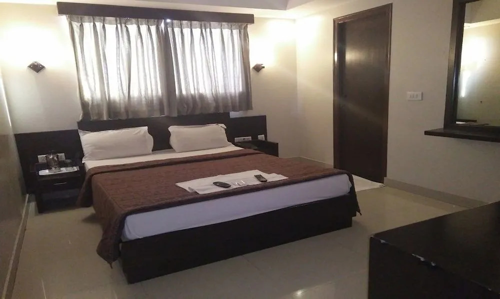Itsy By Treebo - Greenwood Inn And Suites Near Mysore Palace