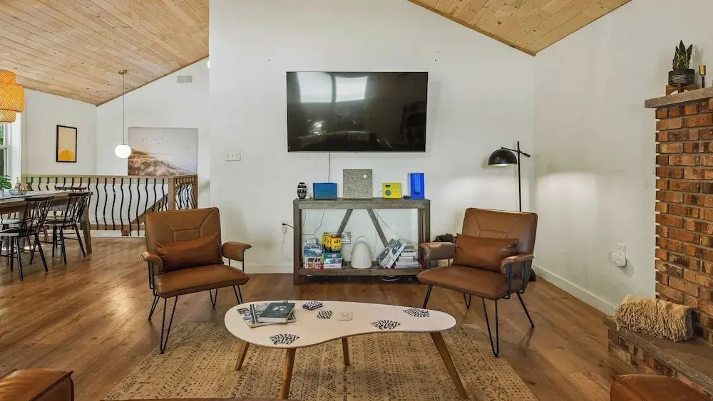Lake Daze by Avantstay Lakefront w/ Modern Interior, Enclosed Porch & Hot Tub
