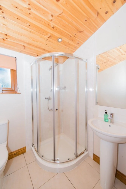 Woodpecker Lodge with Hot Tub
