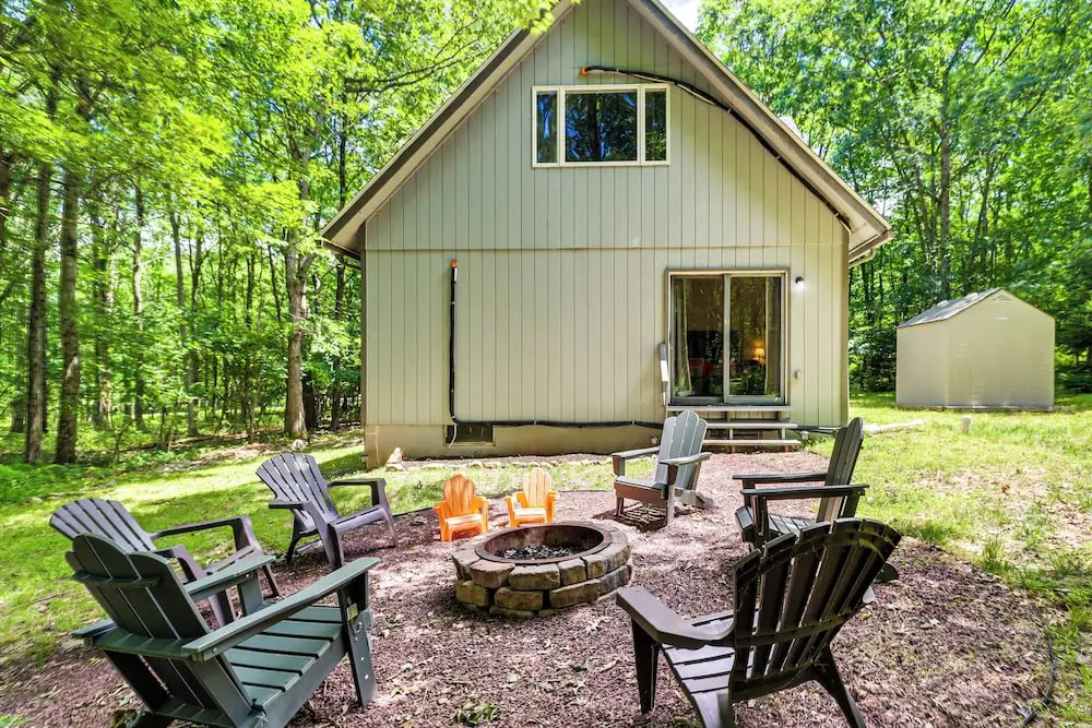 Furnished Deck + Fire Pit: Poconos Outdoorsy Gem