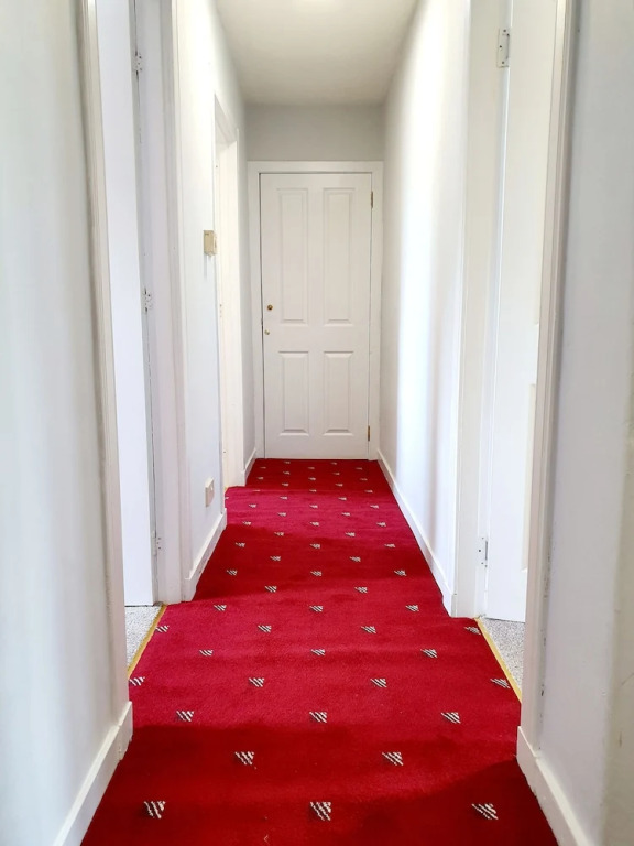 Bright Airy Home With Free Parking