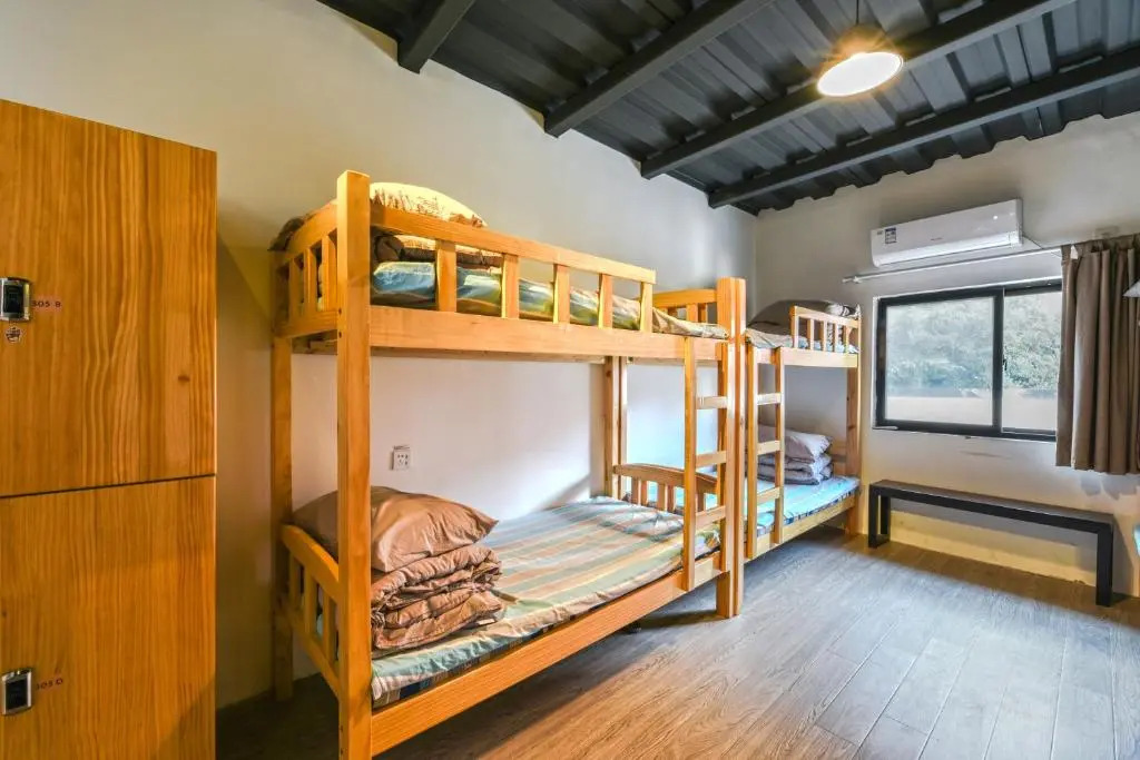 Hidden Garden Youth Hostel -Oriental Pearl &Lujiazui -Garden Social Area -Bar -Café -Free Laundry Luggage Storage -24H Front Desk -English Service