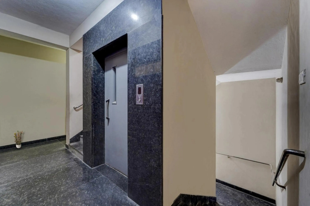 OYO Flagship 80521 Senthamizh Residency