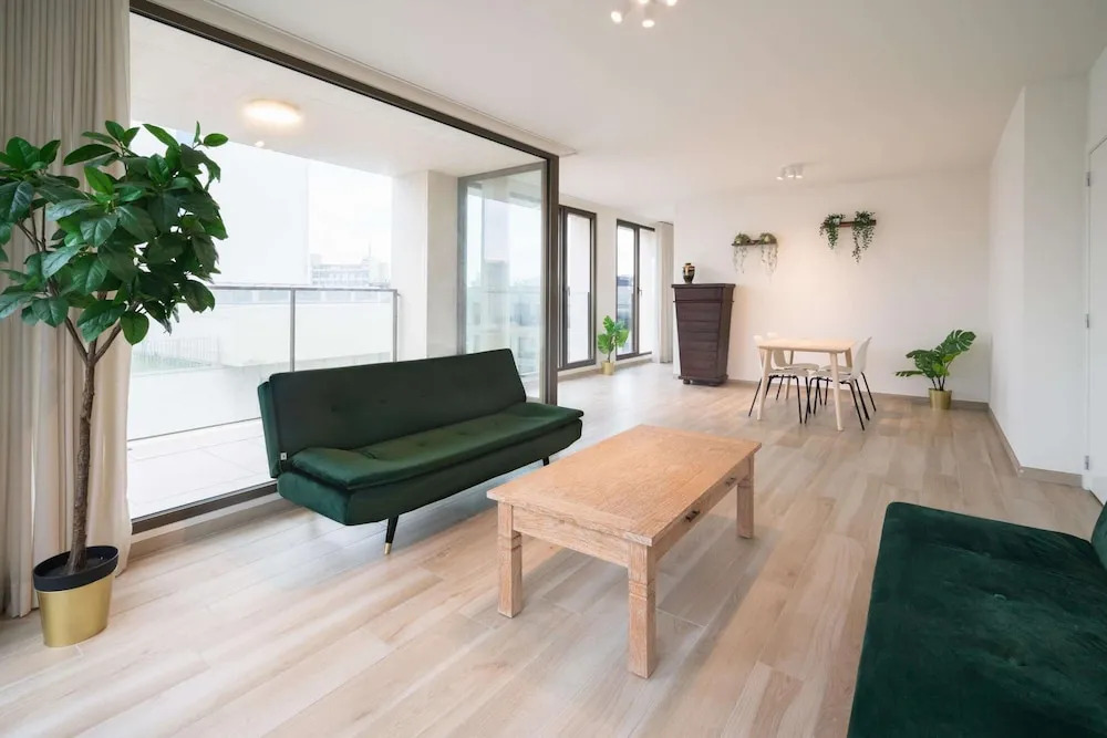 Premium City Retreat With Balcony for 12